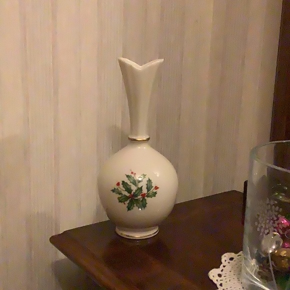 Vintage Lenox China Christmas Holiday 8” Bud Vase 24K Gold Trim Holly Berries. - Picture 8 of 9